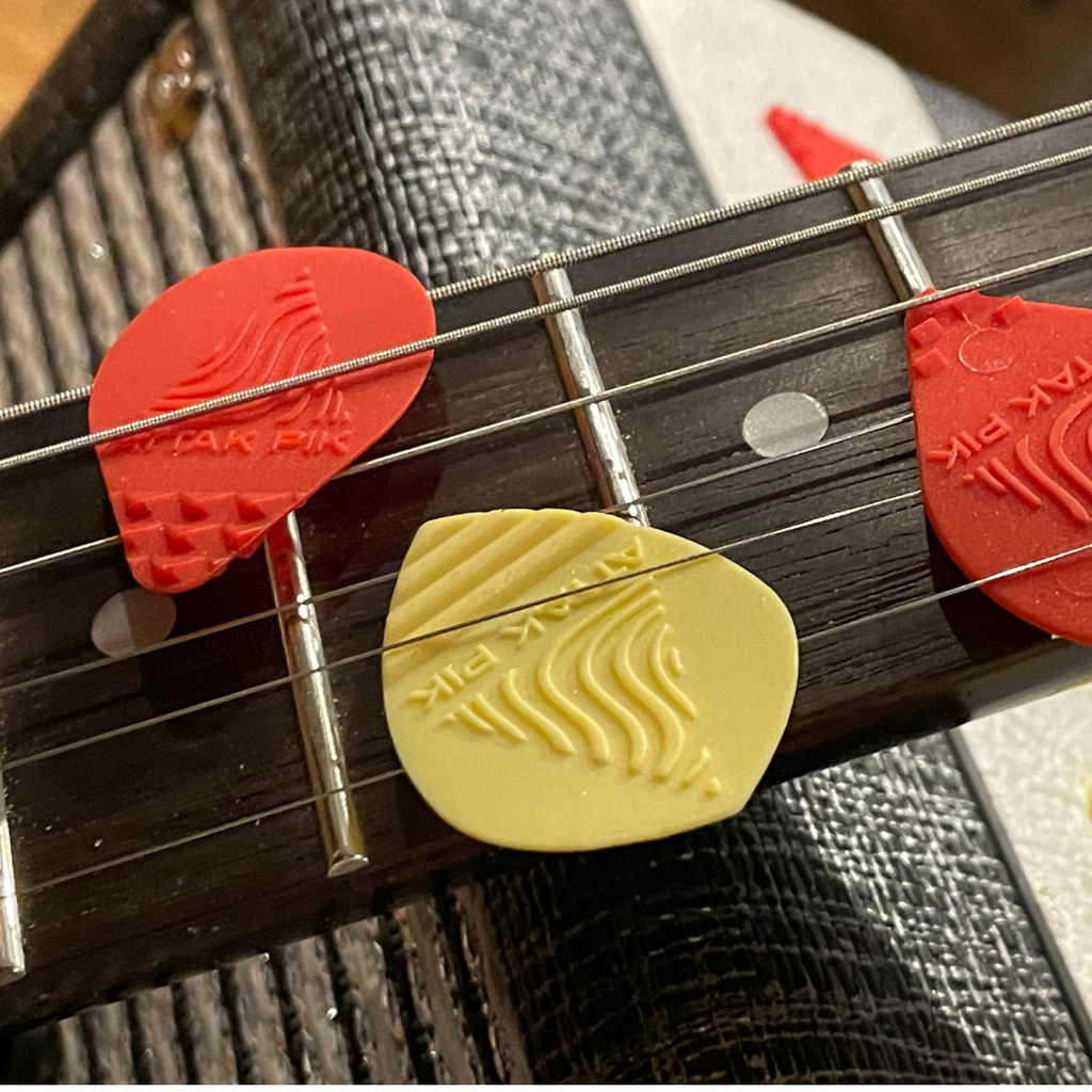 Everything You Need to Know About Guitar Pick Thickness, Size & Shape